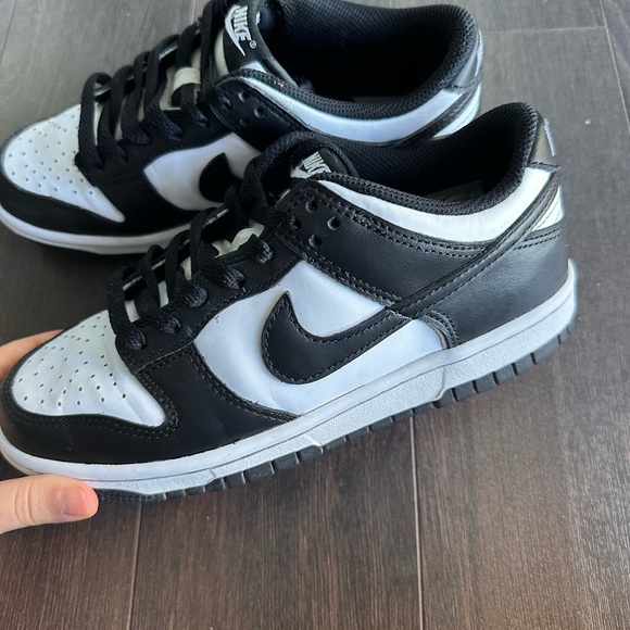 Low dunks size 4Y or 5 US - Picture 4 of 4